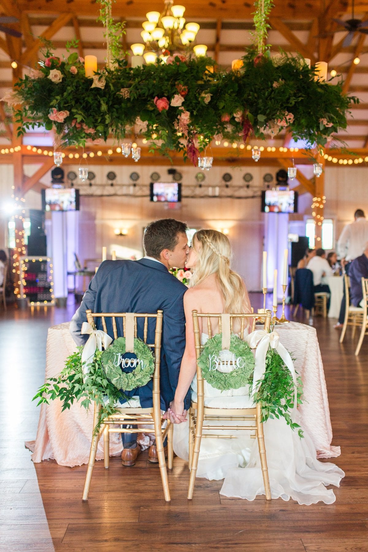 24 Must have wedding photos for the big day sweetheart's table